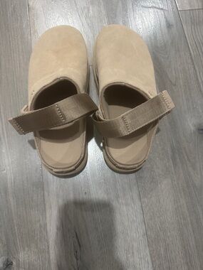 Brand New - UGG Women's Goldenstar Clogs  - Pale